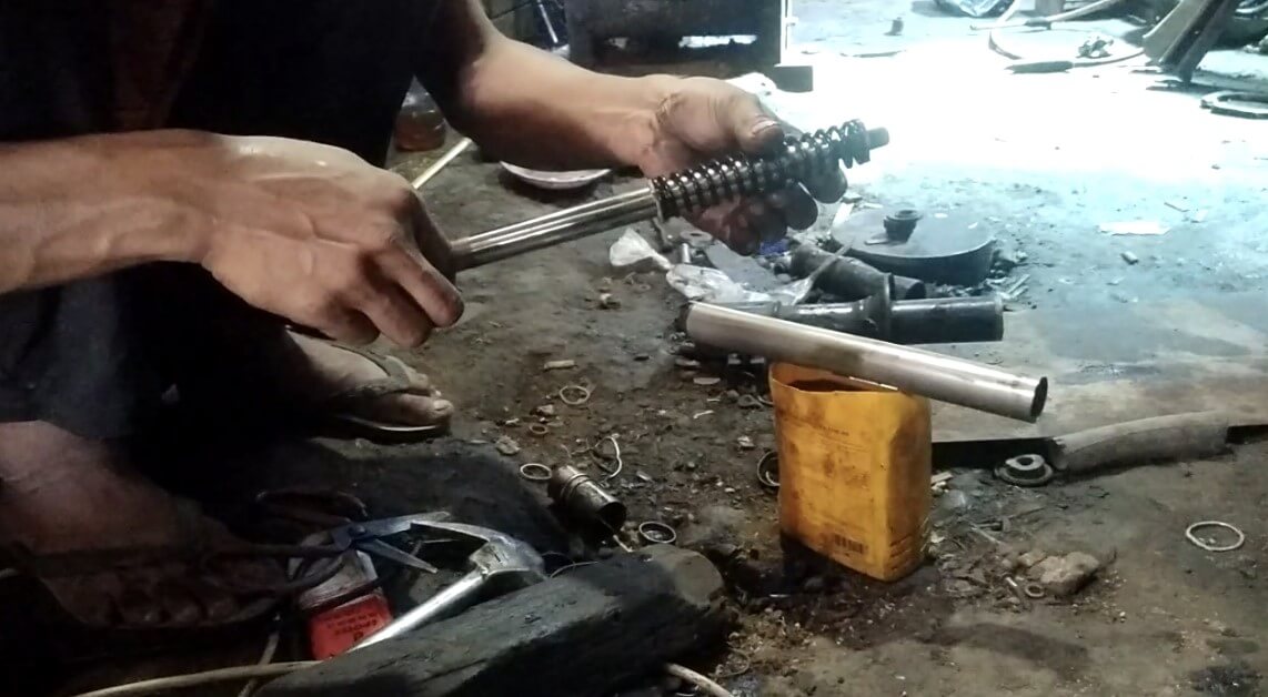 Proses Perbaikan Shockbreaker Macet