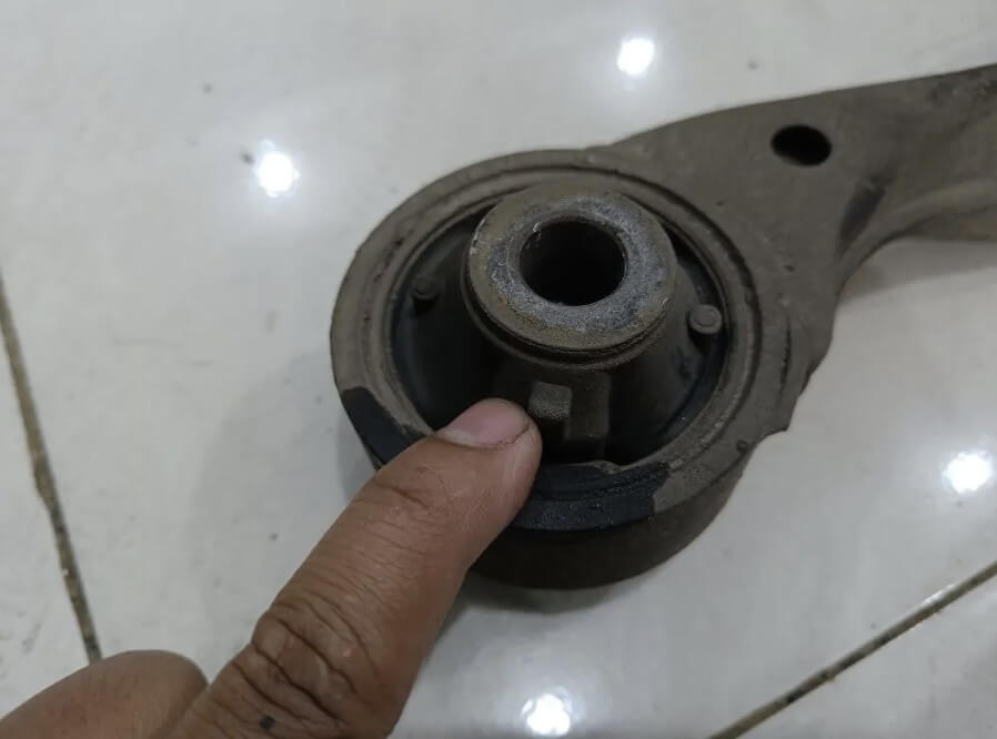 Bushing Arm Mobil Aus Ganti Segera di Bengkel Pondok Aren!