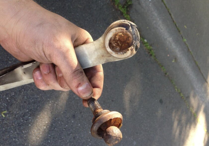 Perbaikan Tie Rod Agar Tidak Longgar di Bengkel Pondok Aren