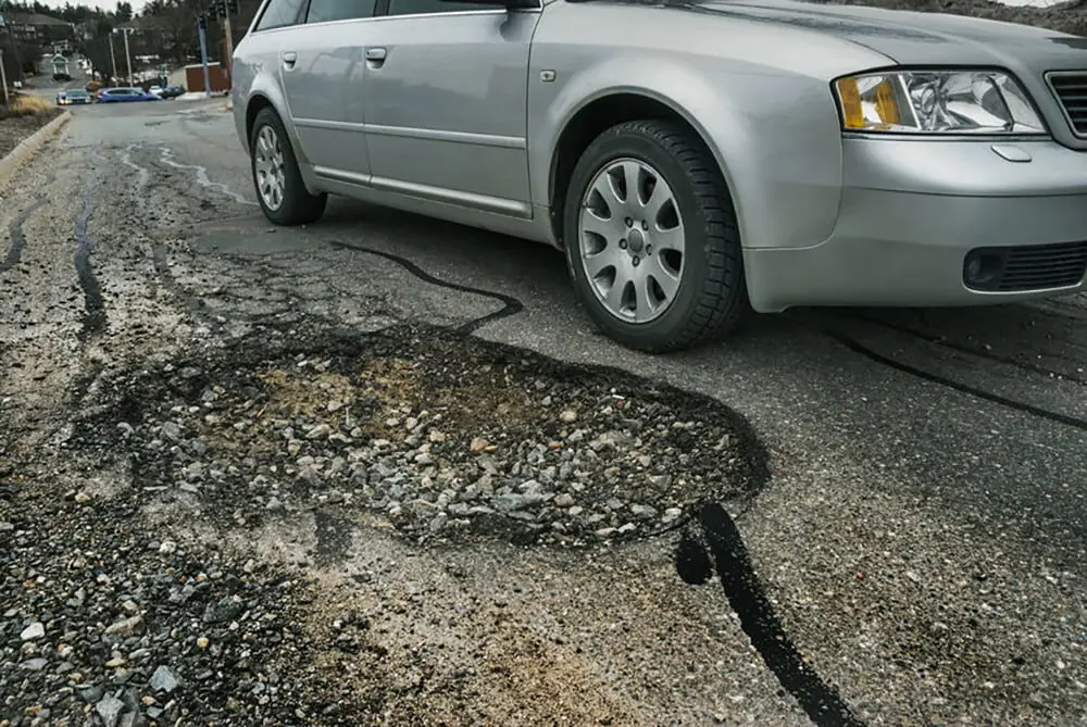 Kaki-Kaki Mobil Anda Mulai Bunyi Saat Melintasi Jalan Rusak?: Inilah yang Sebenarnya Terjadi!