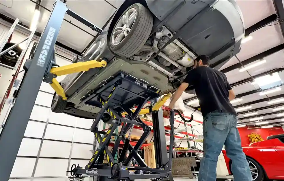 Kaki-Kaki Mobil Bunyi Kletek-Kletek Koja