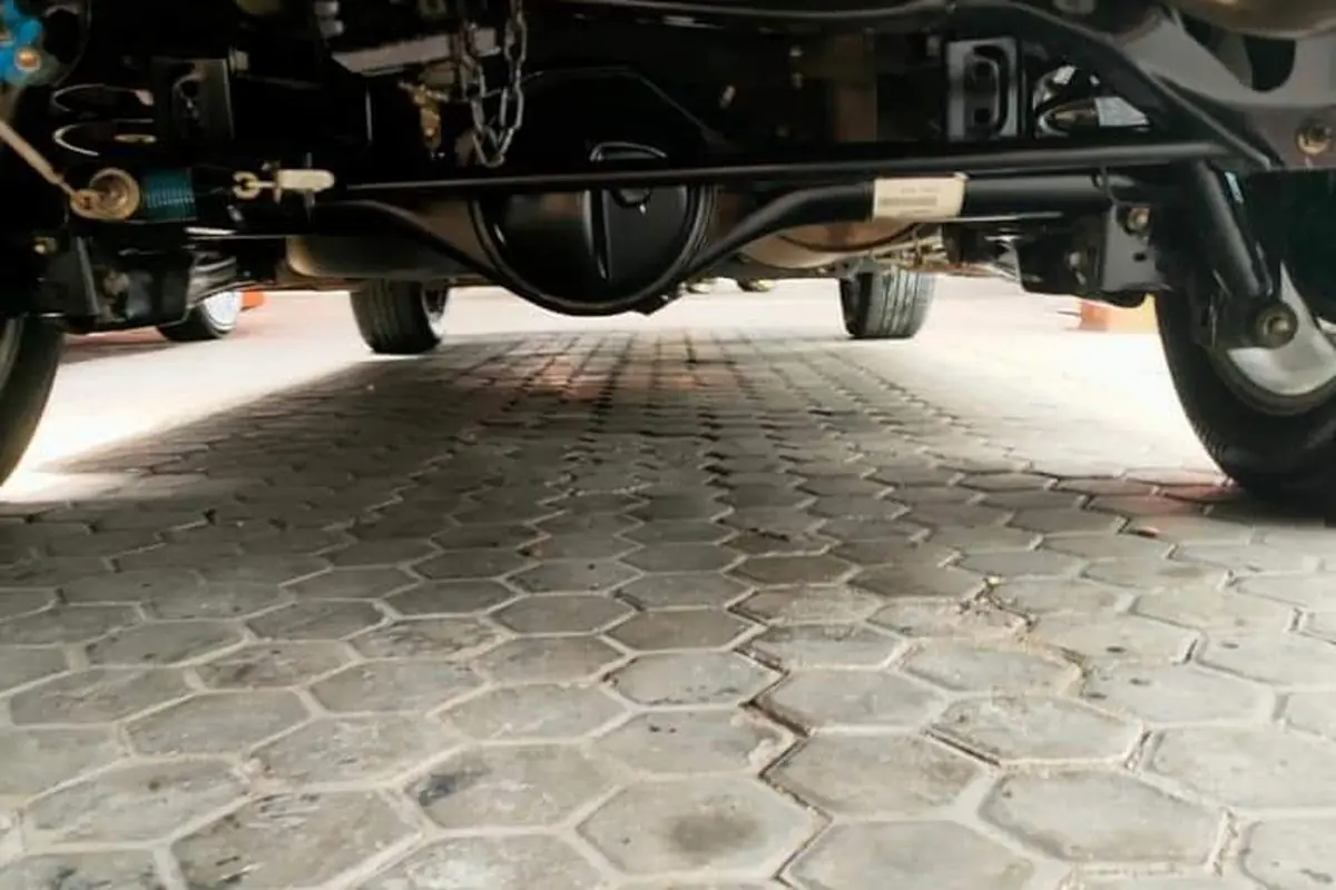 Kaki-Kaki Mobil Bunyi Krek Koja