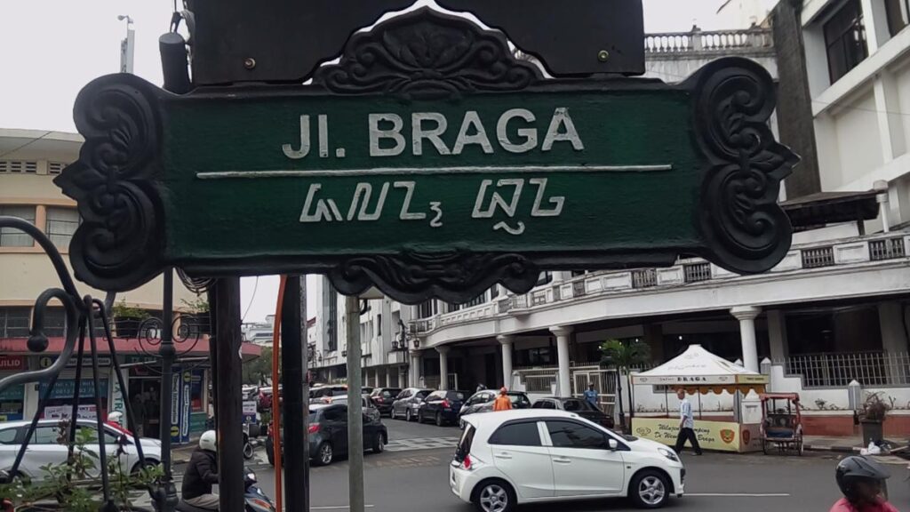 Kaki-Kaki Mobil Bunyi Saat Jalan Rusak Braga