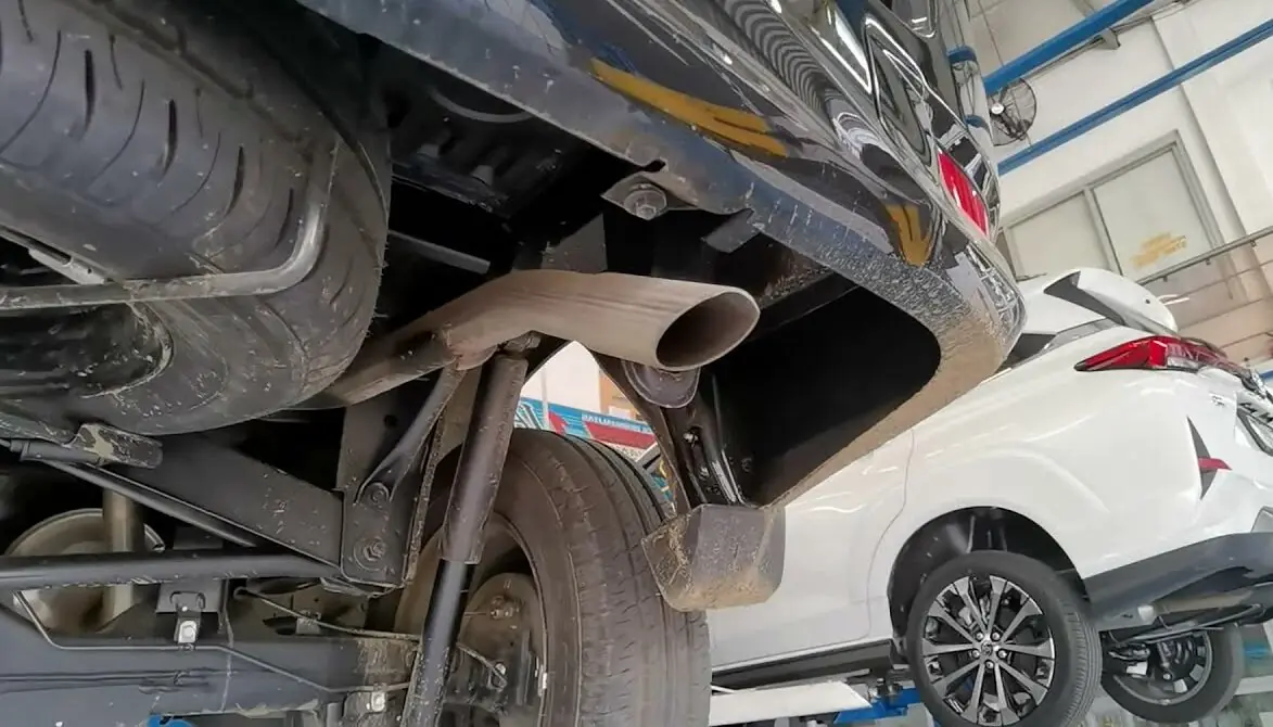 Bunyi Gluduk-Gluduk di Toyota Avanza Saat Melintasi Jalan Rusak : Tanda Kaki-Kaki Mobil Butuh Perhatian Serius