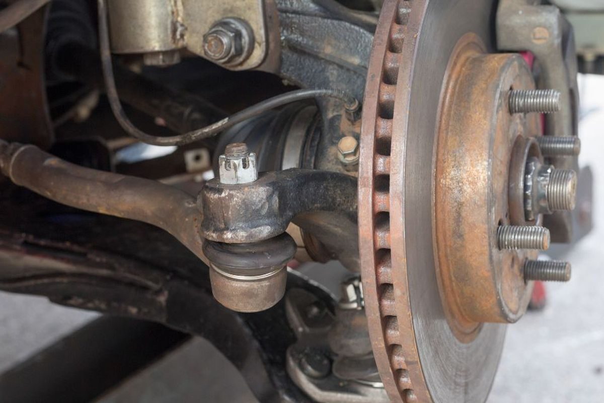 Kenali Gejala Lower Arm Bengkok atau Patah pada Daihatsu Sigra