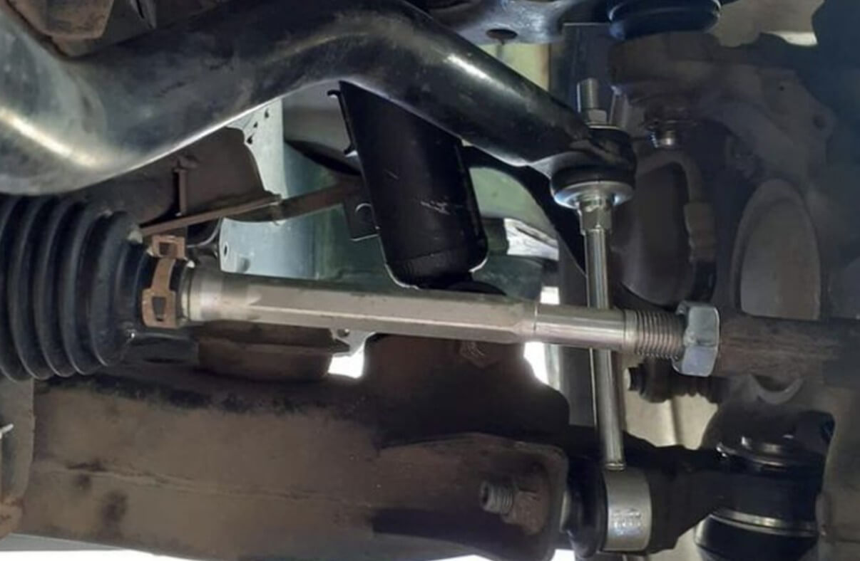 Mobil MPV Goyang Stabilizer Link Rusak di Bengkel Ciwidey