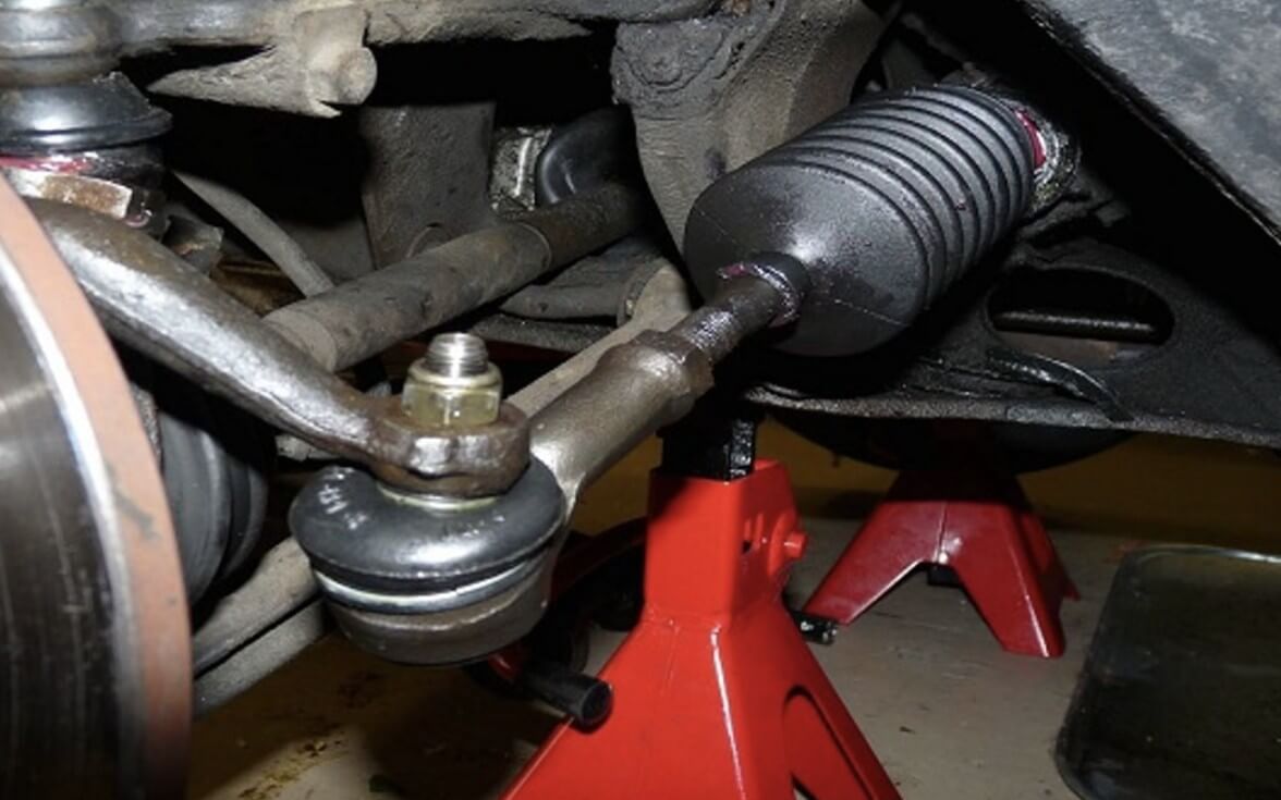 Mobil MPV Tidak Nyaman Cek Tie Rod Aus di Bengkel Ciwidey