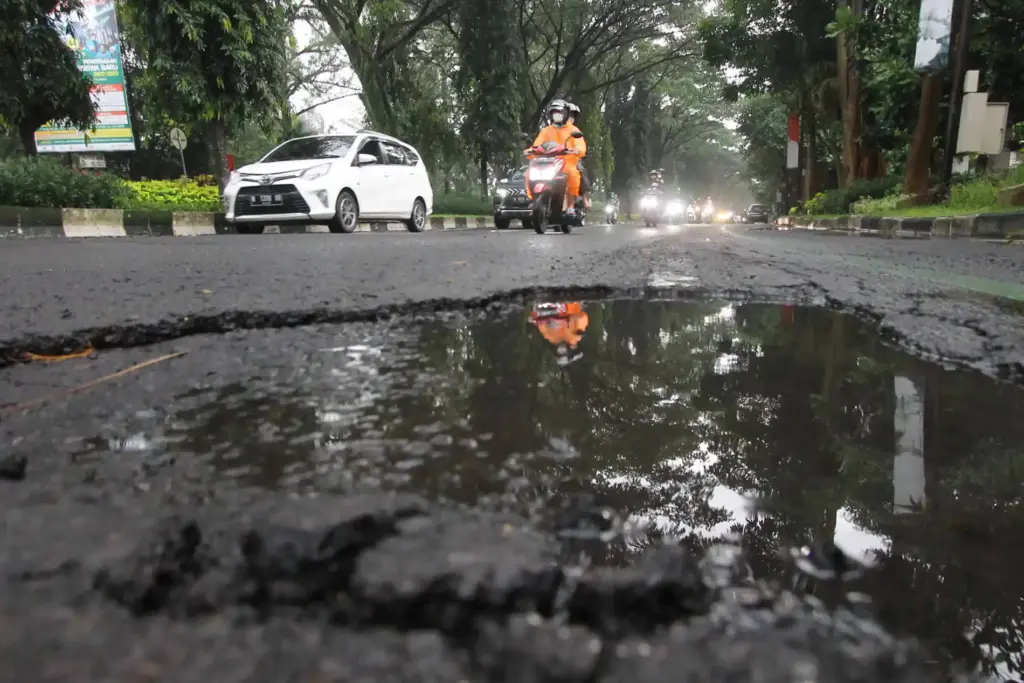kaki kaki mobil bunyi saat jalan rusak Pondok aren