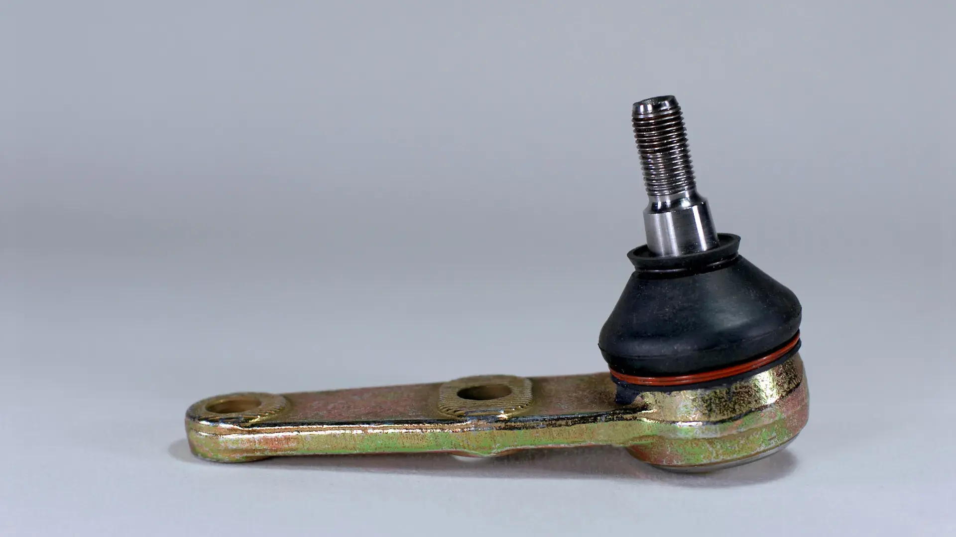 Apa yang Harus Dilakukan Bila Ball Joint Longgar, Berkarat, atau Macet pada Daihatsu Sigra di Jalanan Daratsekip, Pontianak Kota?