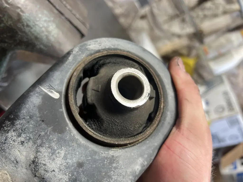 Rawat Arm Bushing Suzuki Ignis Anda Sejak Dini Sebelum Retak atau Robek, Karena Dampaknya Bukan Main-Main