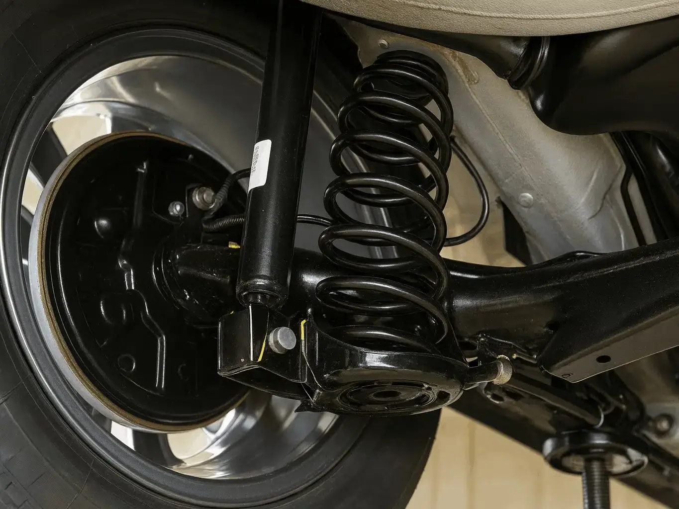 Suspensi Daihatsu Xenia Anda Terlalu Keras? Perhatikan Komponen Ini!