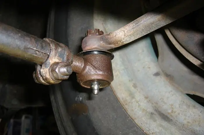 Tie Rod Daihatsu Taruna Anda Berkarat? Bengkel Seperti Apa yang Tepat untuk Menanganinya