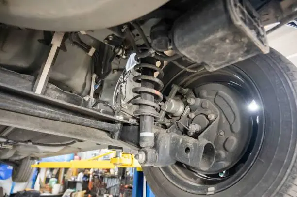 Dilema di Bengkel Kaki Kaki Mobil: Lebih Baik Diservis atau Langsung Ganti Baru?