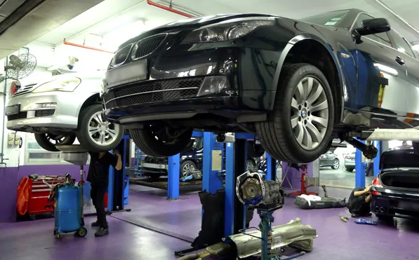 kaki kaki mobil bunyi krek saigon