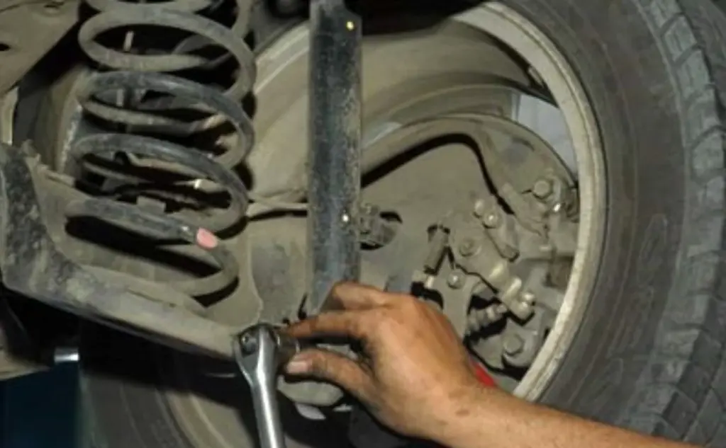 Shockbreaker Daihatsu Rocky Bunyi “Jedug” Saat Dikendarai di Tanjung Hulu? Jangan Dianggap Sepele Sebelum Kerusakan Makin Parah
